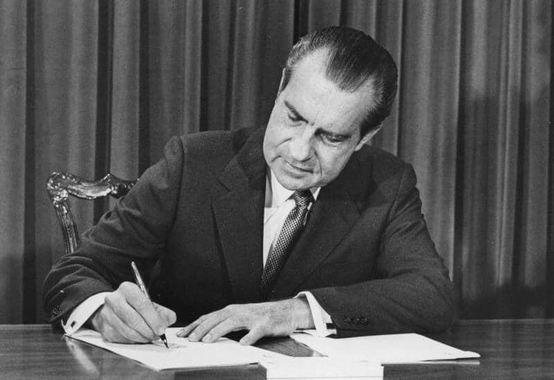Richard Nixon starts the effects of ending the gold standard